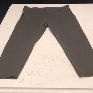 Fabletics olive green Capri work out pants XL